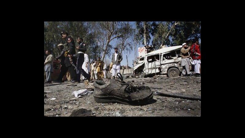 Pakistan, bomba a stazione bus di Peshawar: 12 morti