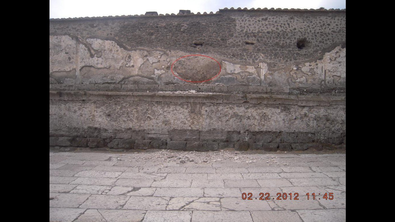 Distacco di intonaco nel Tempio di Giove agli scavi di Pompei