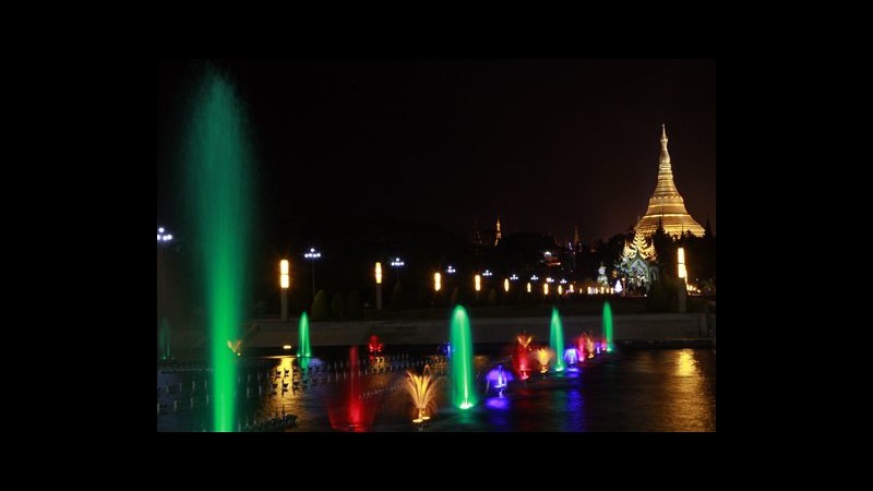 Birmania, centinaia a tempio Shwedagon di Rangoon per festa pagode