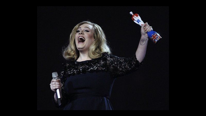 Brit Awards, trionfa Adele ma il dito medio non piace ai fan