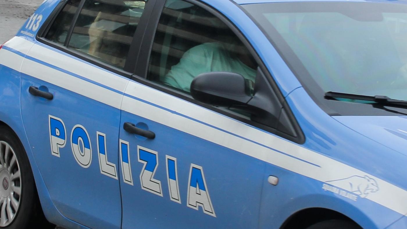 Milano, rapinatore minaccia una 21enne con un coltello: arrestato