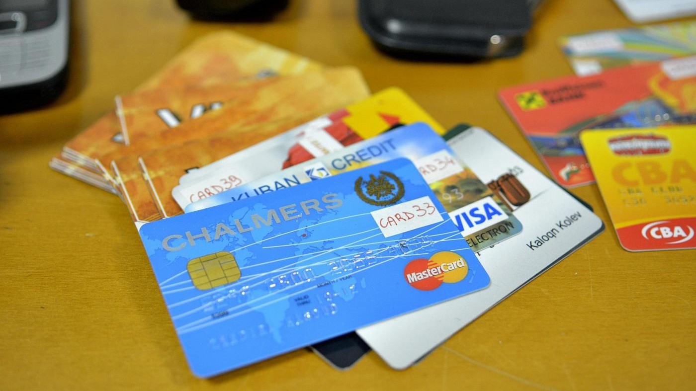 Roma, scoperto con 15 carte clonate: arrestato 21enne
