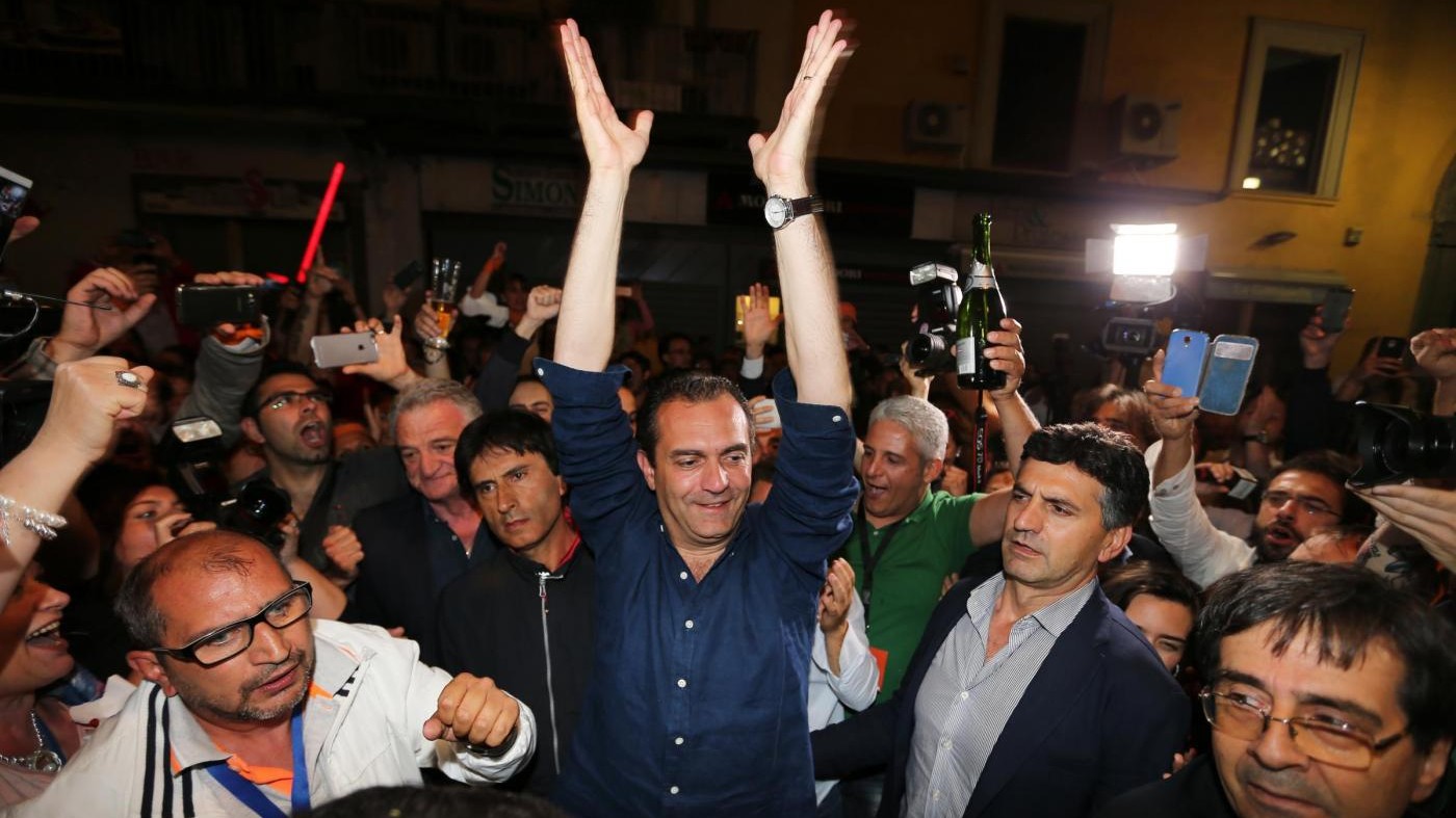 ‘Non hanno visto ancora niente’: la festa del bis di de Magistris