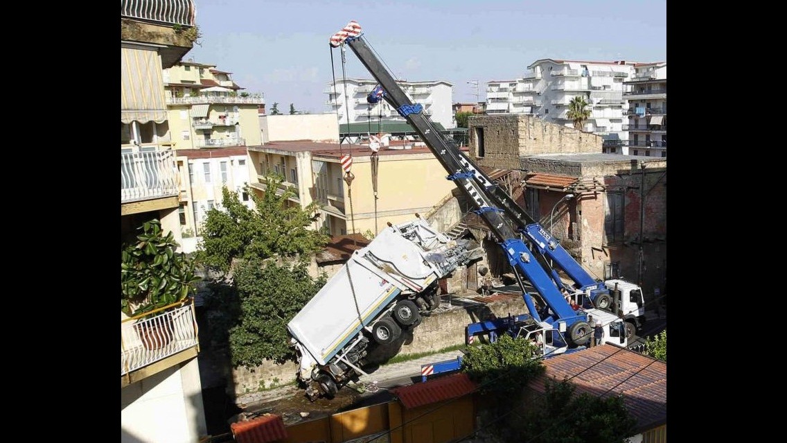 Napoli, voragine inghiotte camion raccolta rifiuti, muore conducente