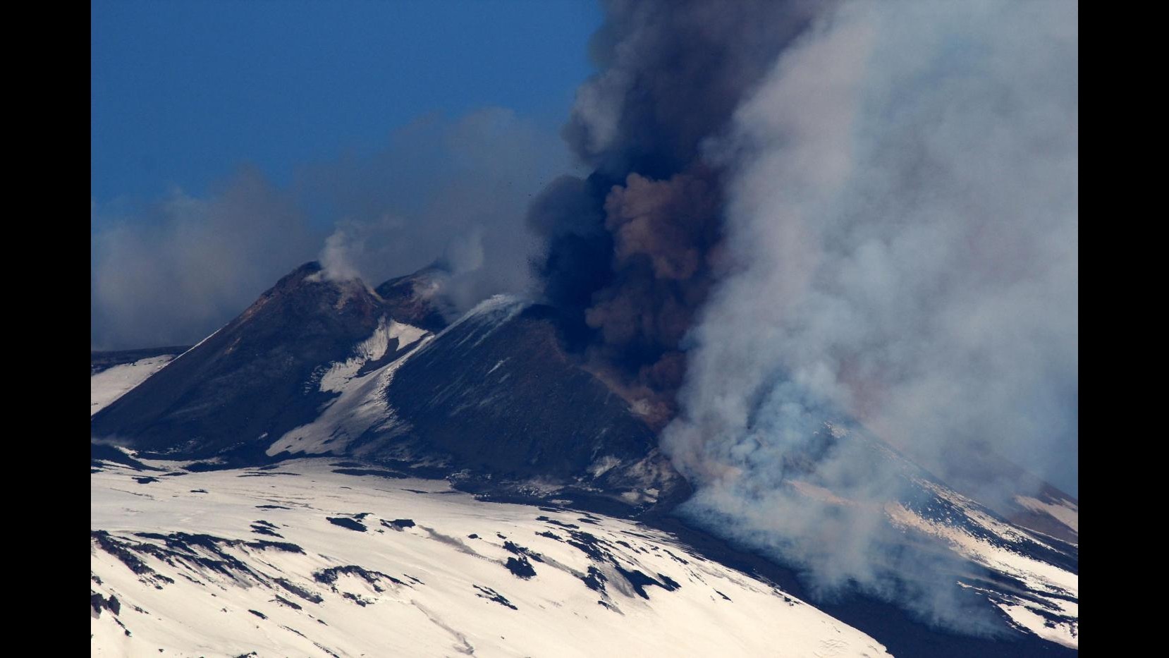 Etna torna a eruttare
