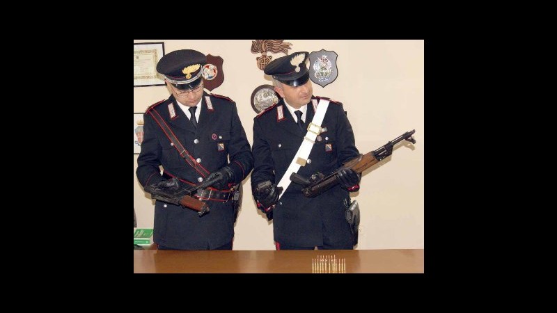Scoperto con un kalashnikov in casa a Napoli, arrestato 58enne
