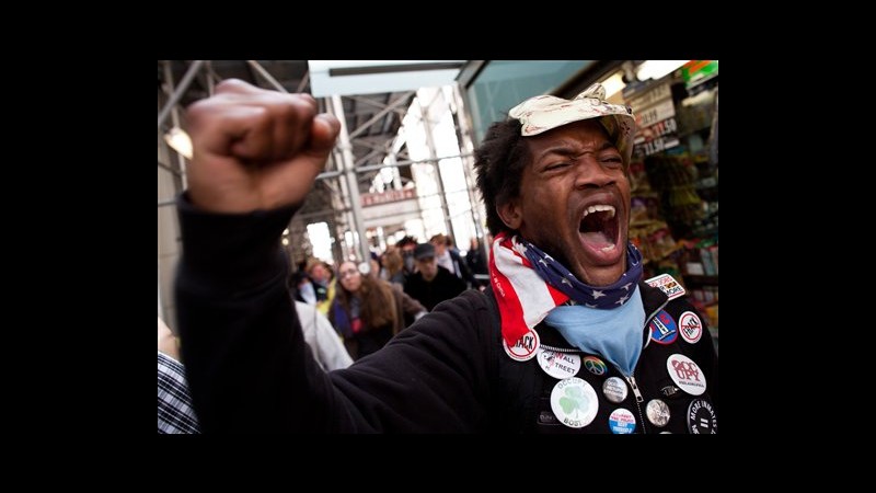 Sgombero e arresti a Ny in manifestazione per 6 mesi di Occupy