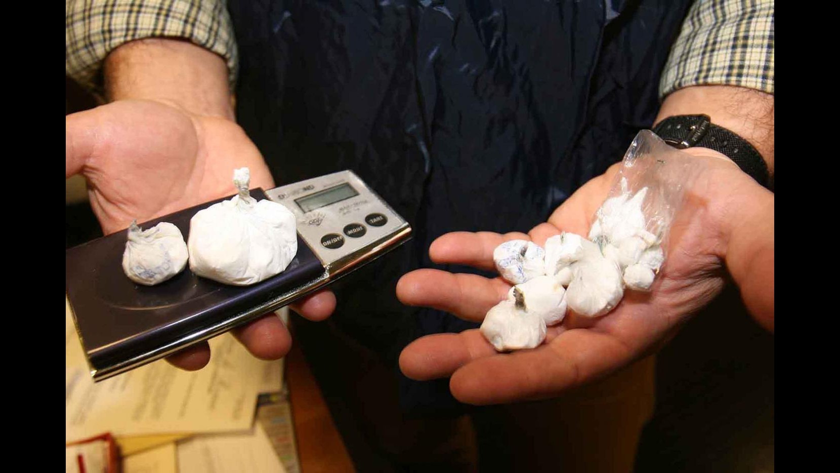 Roma, calavano la cocaina dal balcone di casa in strada, 5 arrestati