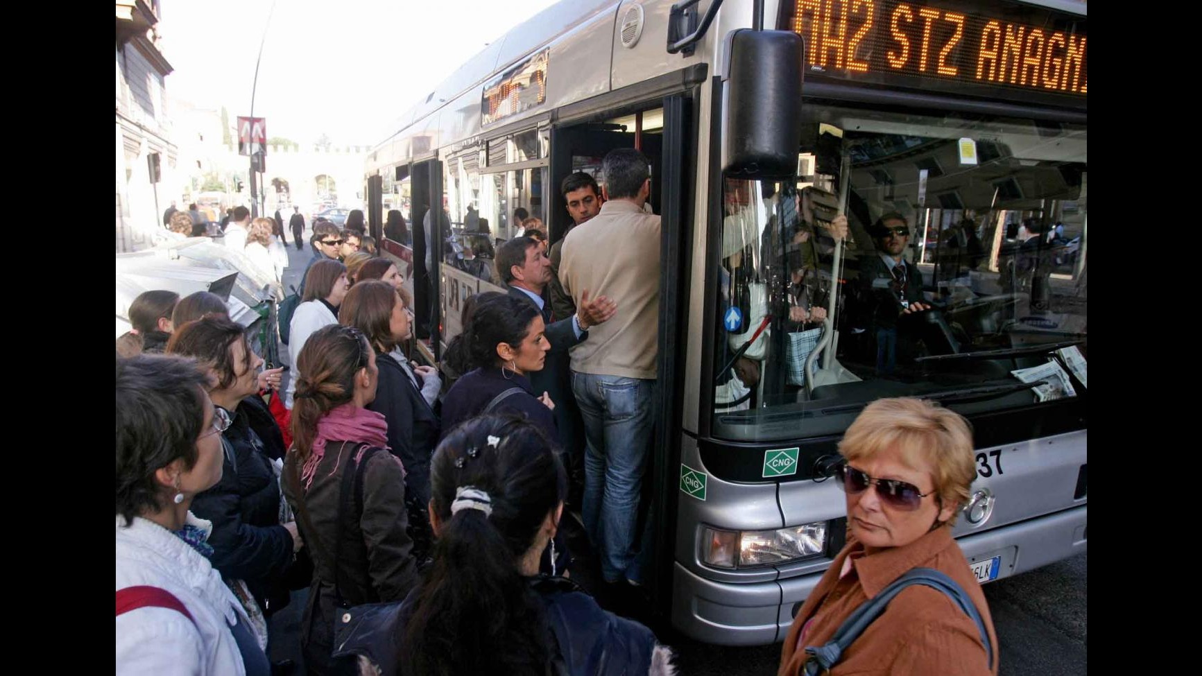 Uomo investito da bus a Roma