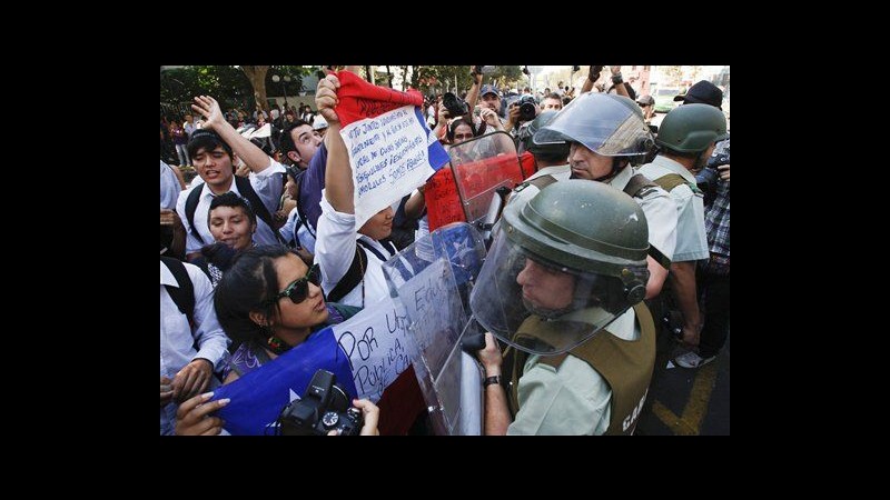 Cile, studenti marciano a Santiago, polizia interviene con lacrimogeni