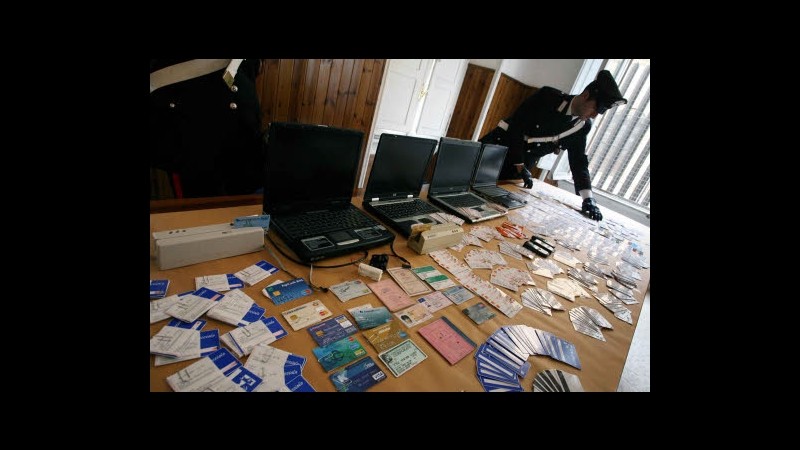 Roma, madre e figlio a capo di centro clonazione carte: arrestati