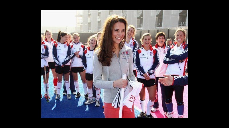 Kate Middleton promuove l’hockey in vista delle Olimpiadi di Londra