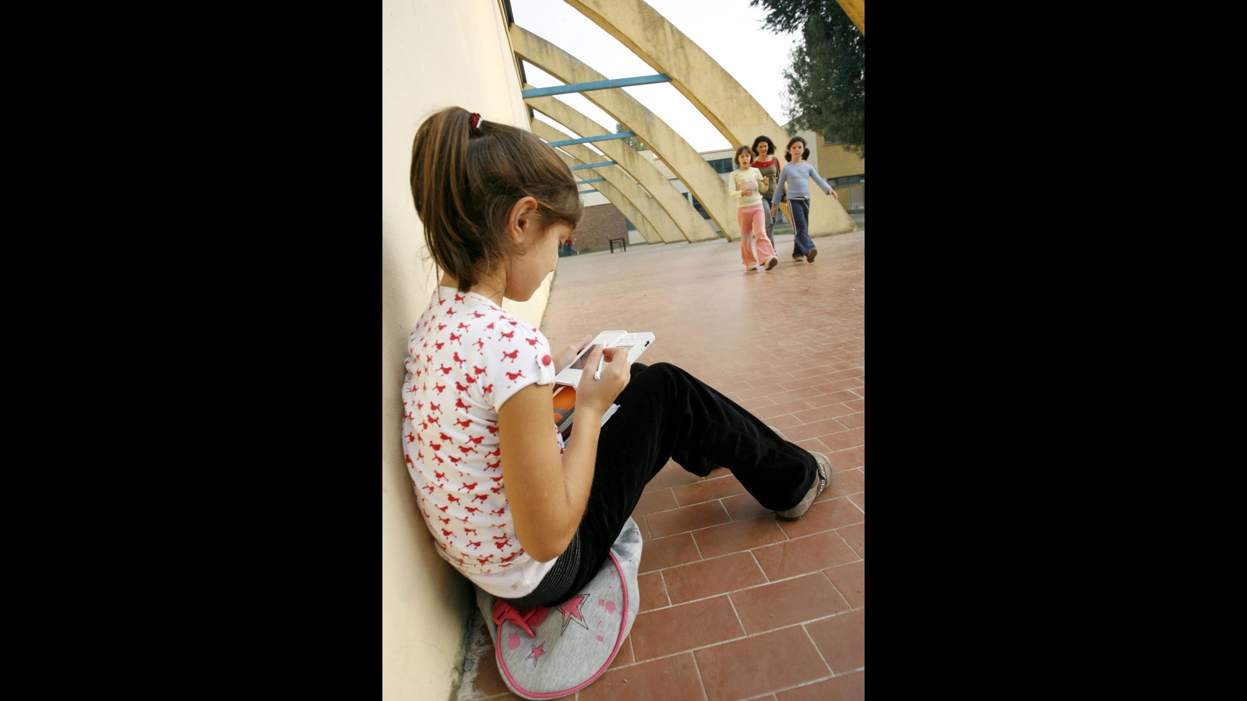 Bimba di 3 anni dimenticata dai genitori esce da sola nel ragusano