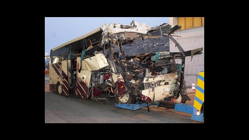 Svizzera, vittime schianto bus sono 21 belgi e 7 olandesi