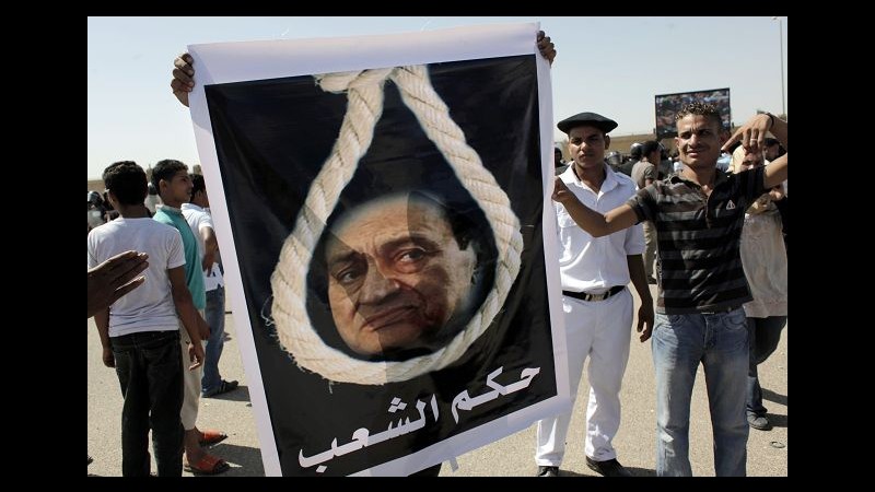 Mubarak a processo, scontri in piazza