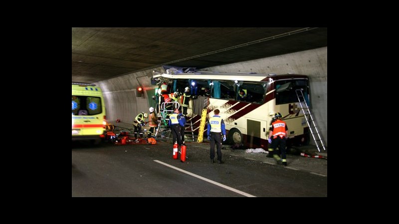 Svizzera, bus si schianta: morti 22 bambini