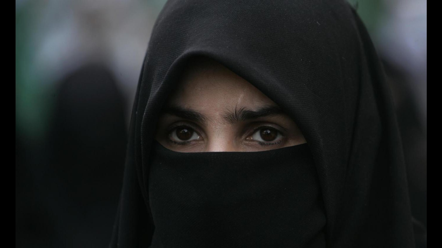 Burqa, primo sì al divieto