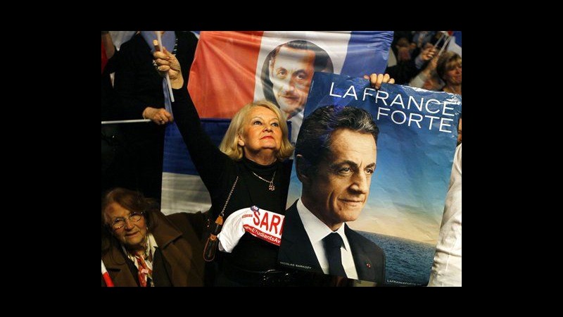 Francia, per la prima volta Sarkozy supera Hollande in sondaggio