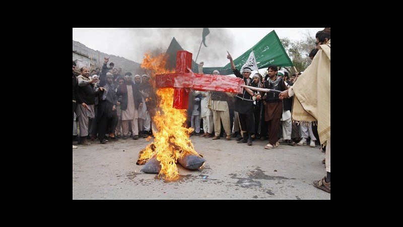 Afghanistan, proteste anti-Usa dopo strage, talebani: Soldato a morte