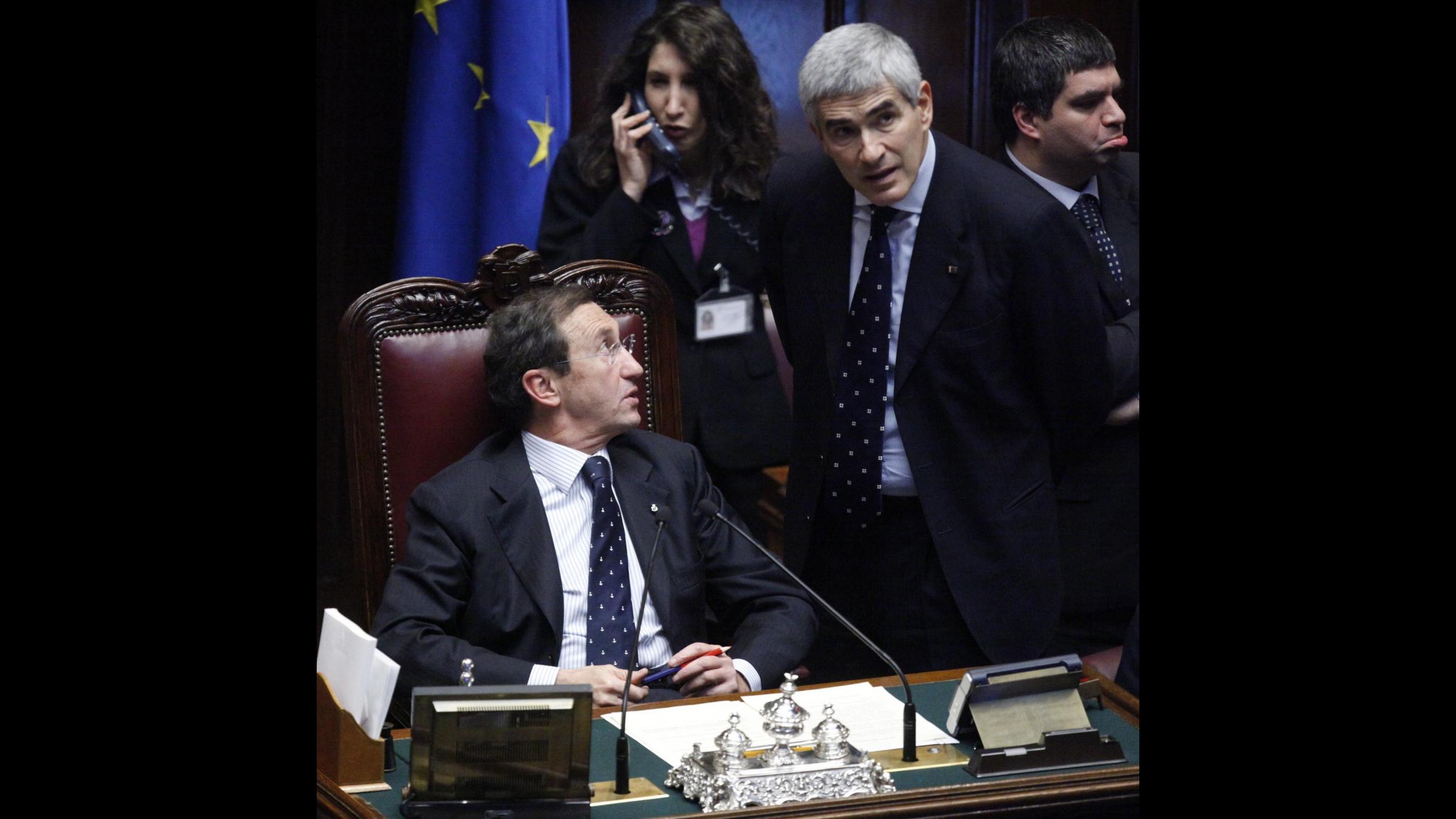 Fini, D’Alema e Casini contro Berlusconi, la maggioranza risponde