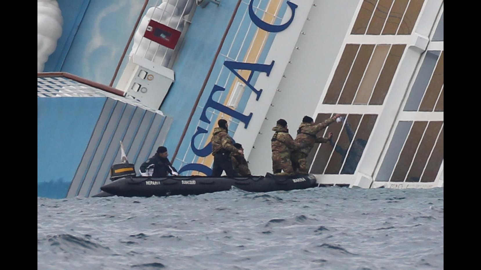 Costa Concordia, sospeso per maltempo svuotamento serbatoi
