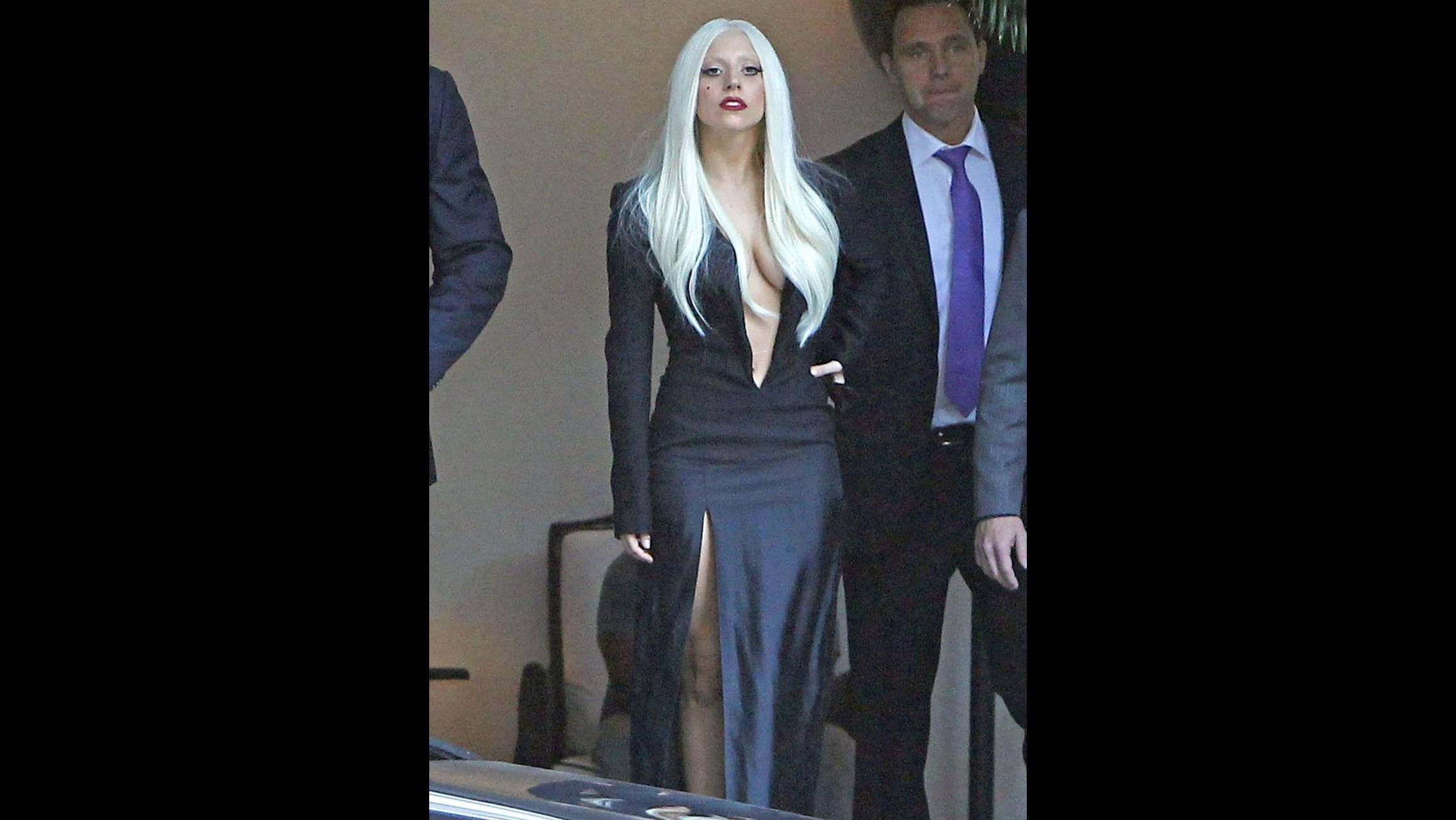 Lady Gaga come una bionda Morticia Addams allo show di ieri notte