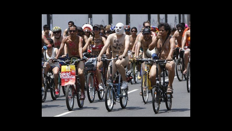 Perù, centinaia nudi in bici a Lima: chiedono sicurezza per ciclisti