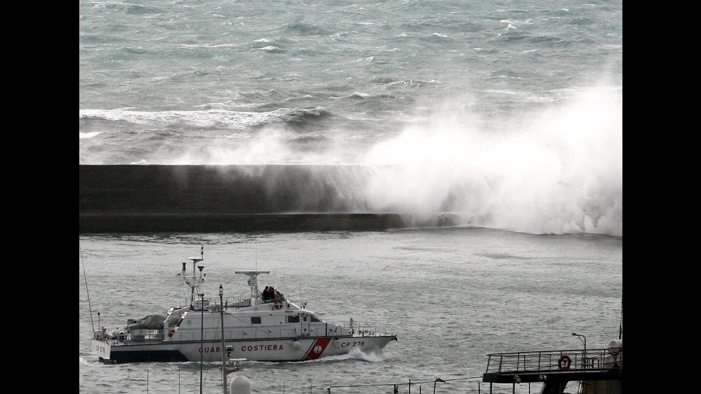 Nave si incaglia su scogli a Siracusa