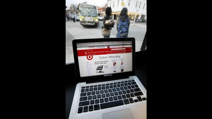 Milano, adescava ragazze sul web: arrestato allenatore di pallavolo