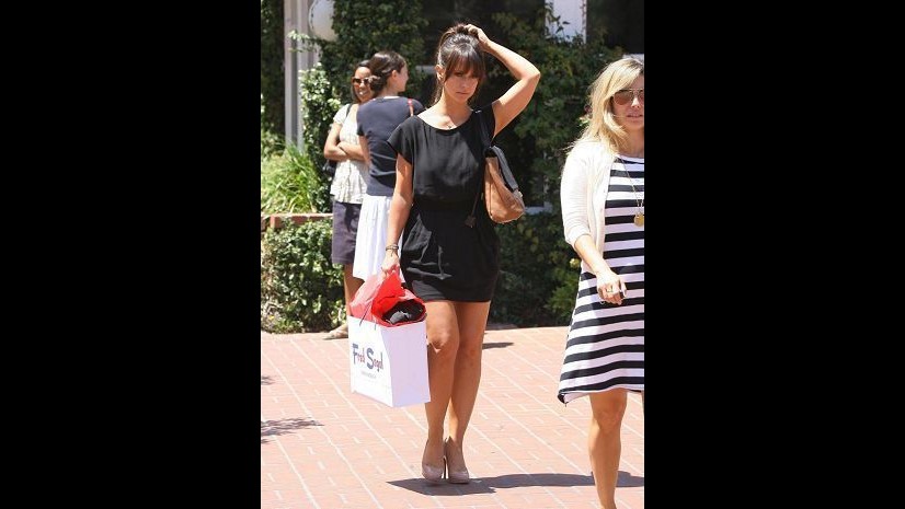 Jennifer Love Hewitt fa shopping per dimenticare i chili di troppo
