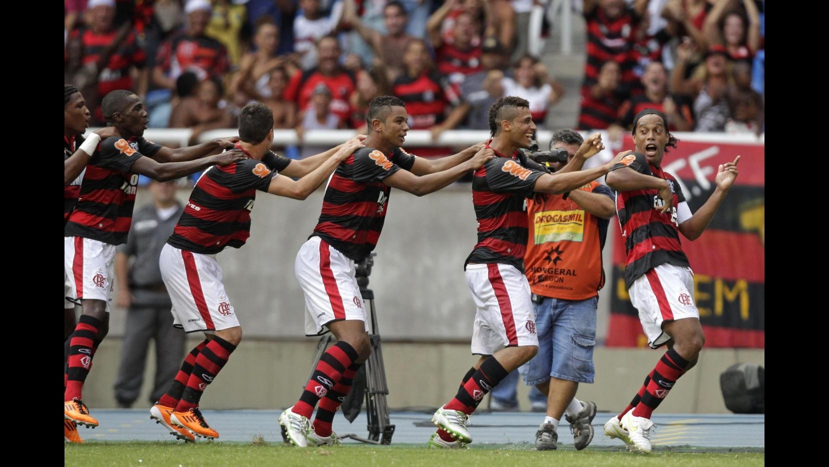 Ronaldinho trascina il Flamengo: tripletta nel 5-4 al Santos
