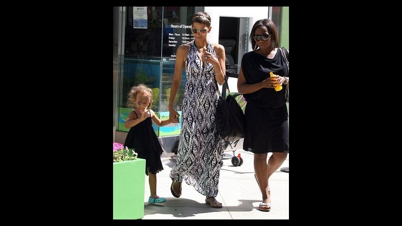 Halle Berry porta la piccola Nahla a fare shopping con un’amica