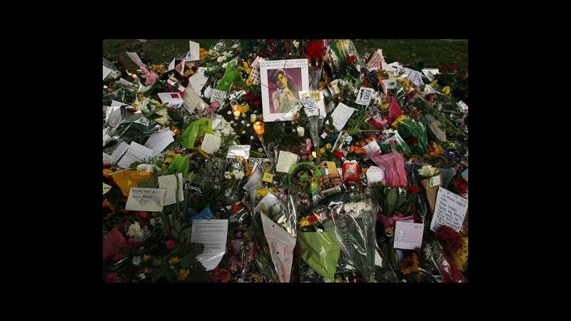 Amy Winehouse, amici e parenti al cimitero di Londra per funerale