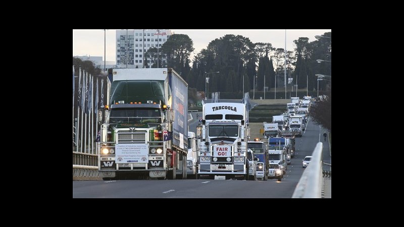 Camion invadono Canberra: Subito al voto