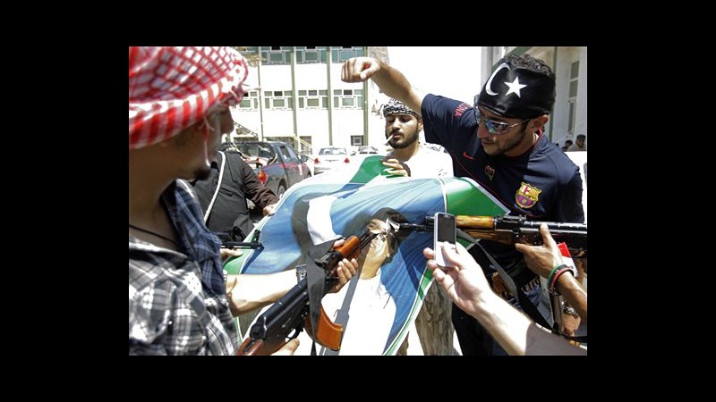 Libia, regime si sgretola. Scontri a Bab al-Aziziya, si cerca Gheddafi