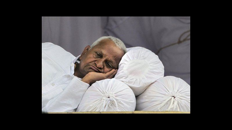 India, Hazare: Continuerò protesta, corrotti devono finire in carcere
