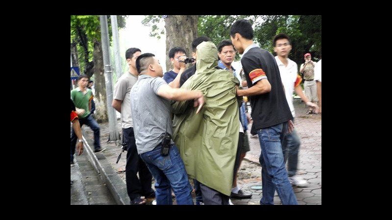 Vietnam, polizia blocca protesta anticinese a Hanoi: decine di arresti