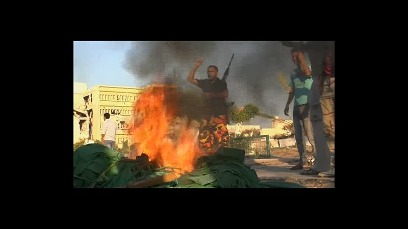 Libia, ribelli combattono per Tripoli. Gheddafi: Parassiti traditori