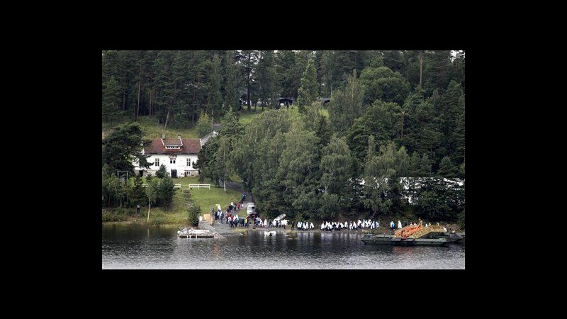 Norvegia, sopravvissuti e premier a Utoya per rendere omaggio a vittime