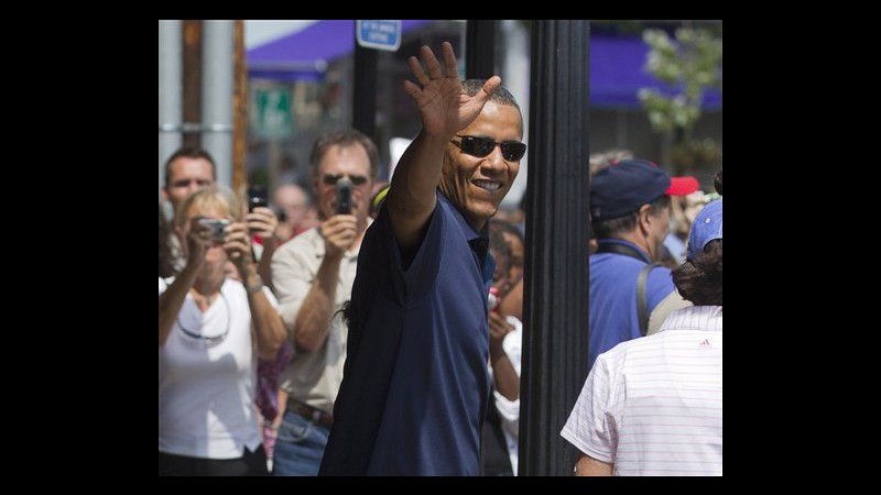 Usa, Obama in primo giorno di vacanza compra libri con le due figlie