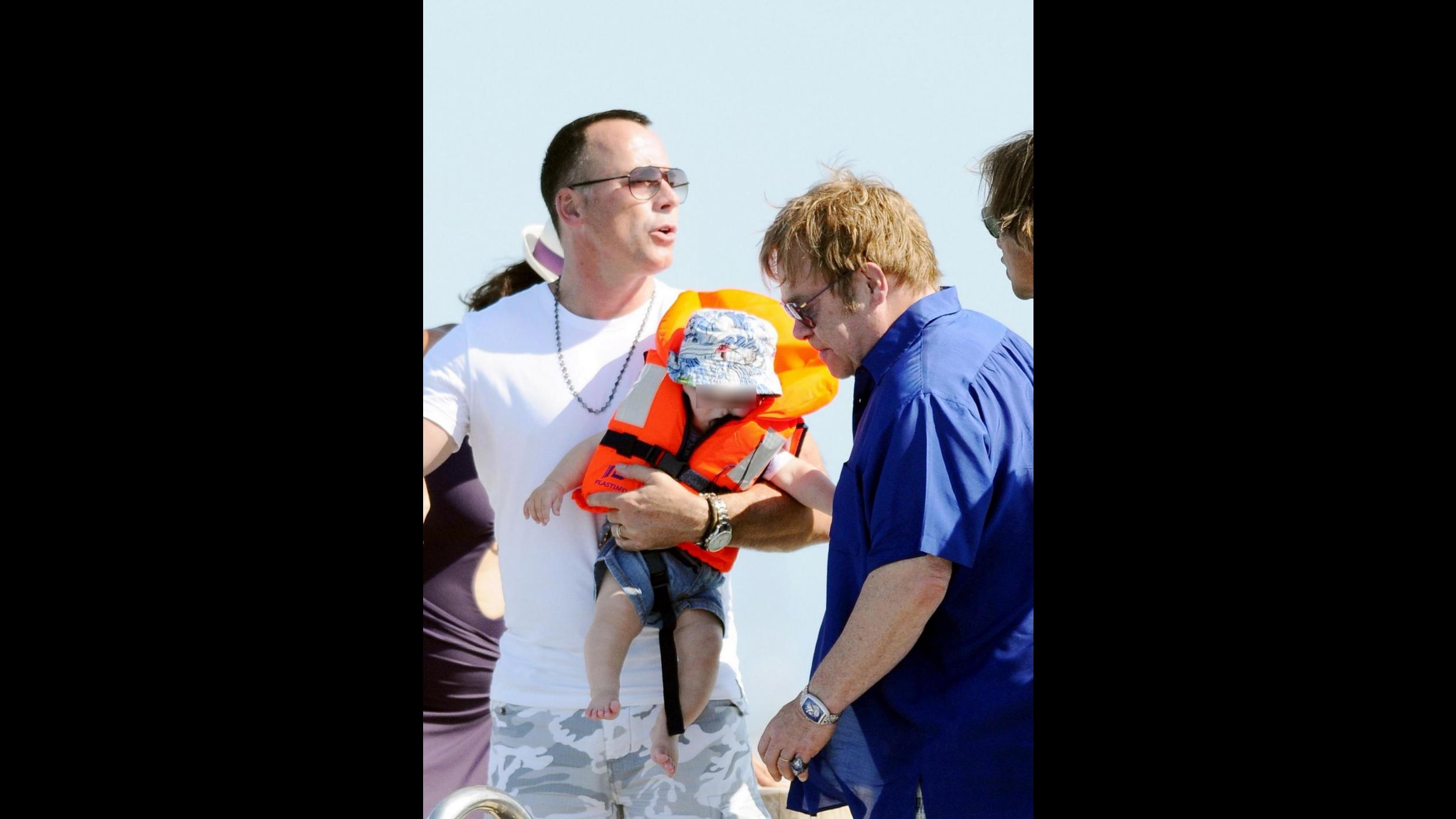 Elton John e il compagno in vacanza con il loro bebè a Saint Tropez