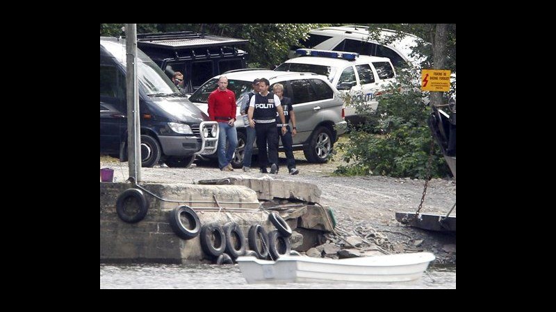 Norvegia, attentatore telefonò 2 volte a polizia durante strage, ma riagganciò