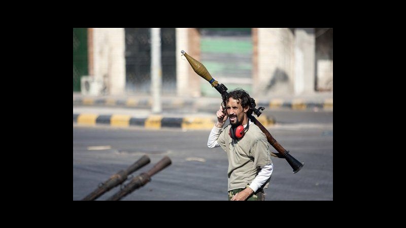 Libia, 5 forti esplosioni a Tripoli mentre ribelli avanzano