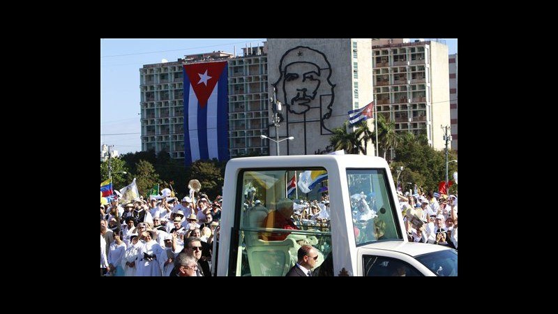 Cuba, migliaia di persone a Plaza Revolucion a L’Avana per messa Papa