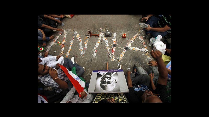 India, accordo tra polizia e attivista Hazare per digiuno 15 giorni