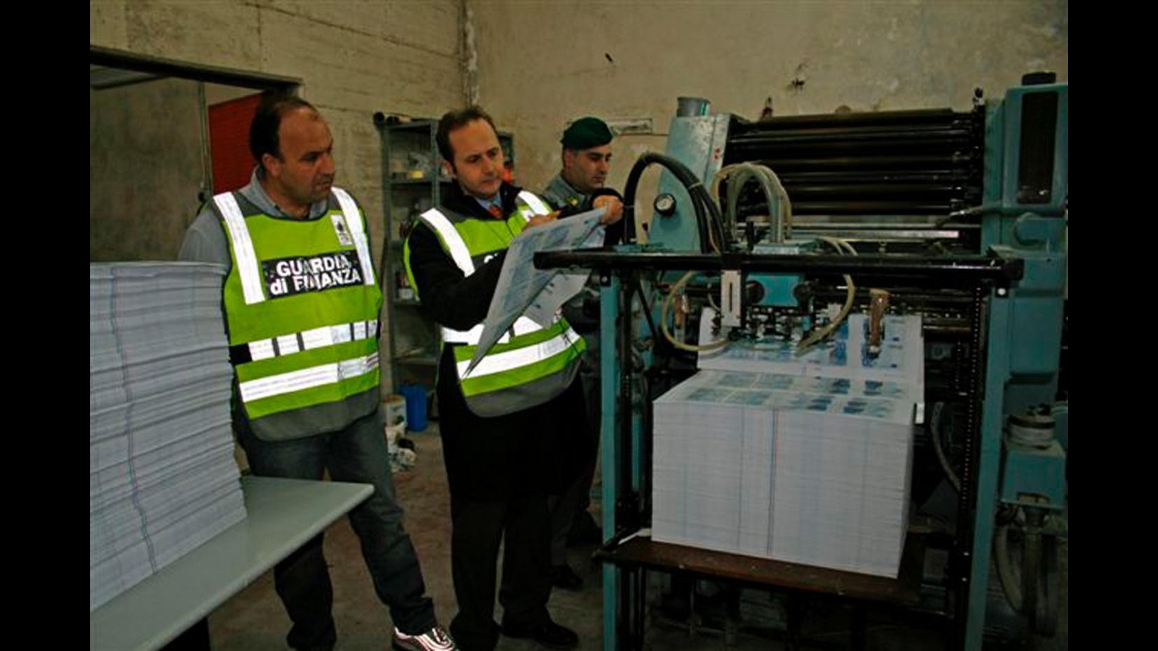 Napoli, scoperta stamperia clandestina di azioni e titoli di Borsa