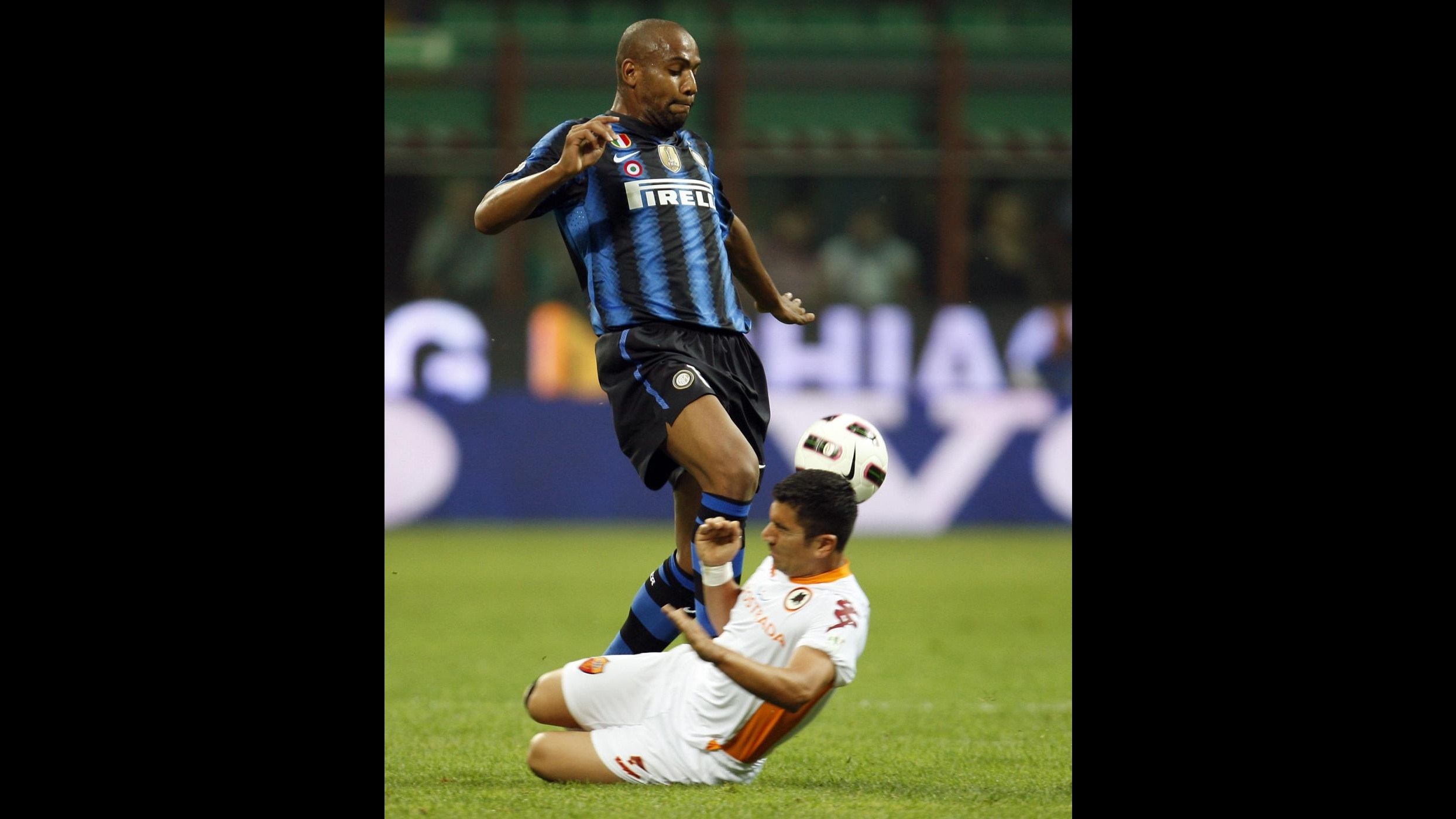 Maicon sarà operato in Brasile, c’è l’ok dell’Inter
