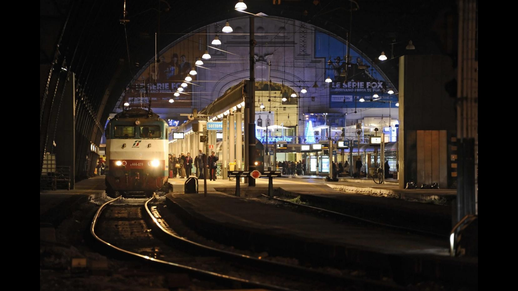 Milano, roghi lungo ferrovie: scritta No Tav