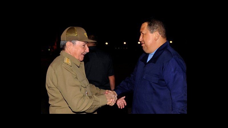 Chavez arrivato a Cuba per radioterapia, accolto da Raul Castro