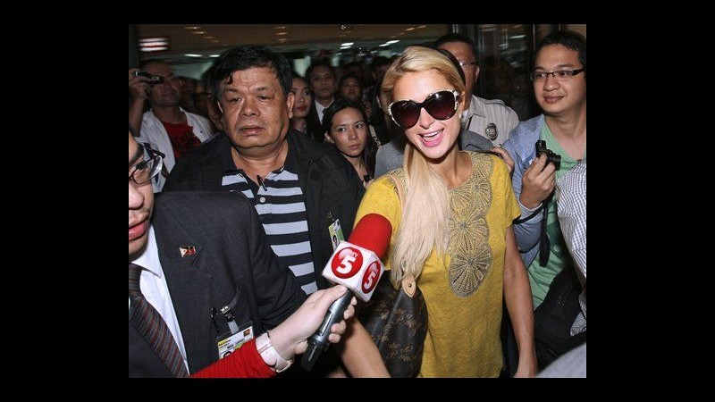 Paris Hilton vola alle Filippine e perde due cellulari